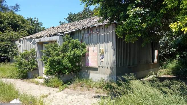桃园市观音区草漯石门水库移民新村卫生室2017年公告列入歷史建筑，閒置多年杂草丛生，地方盼活化再利用，桃市府文化局启动復旧计画。（文化局提供／蔡明亘桃园传真）