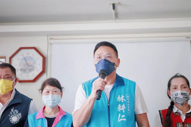 林耕仁26日质疑，市府坦承棒球场未完成验收，代表未取得使用执照，痛批公家机关带头违法，质疑市府公然违法。（林耕仁团队提供／王惠慧新竹传真）