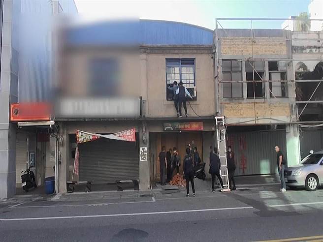 林男伙同罗男等人于制毒工厂及器具存放货柜屋，专案小组攻坚逮捕林男等人。（翻摄照片／崔正纲高雄传真）