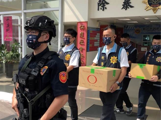 由于这批毒品市价不斐，警方出动霹雳小组全程实弹护送。（新北刑大提供／李奇叡新北传真）