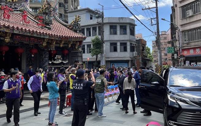 市议员黄敬平嘆，郑文灿身为堂堂六都市长，竟要当起林智坚的GPS导航，还有地陪兼出租车一条龙服务。（黄敬平提供／陈梦茹桃园传真）