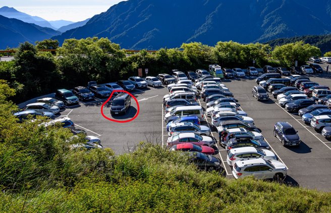 有辆宾士车将车停在小风口停车场后，竟自行画停车格后，便与车上友人帅气的去登山。（翻摄自脸书靠北登山大小事）