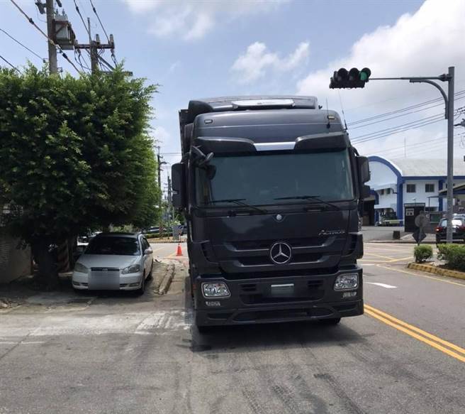 台中市工业区中午发生惊悚死亡车祸，一辆营业用大货车疑似因视线死角、驾驶未注意，右转时直接辗毙一名机车女骑士。（警方提供／谢琼云台中传真）