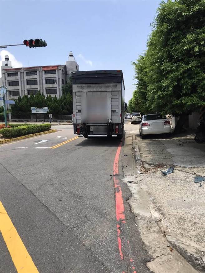  台中市工业区中午发生惊悚死亡车祸，一辆营业用大货车疑似因视线死角、驾驶未注意，右转时直接辗毙一名机车女骑士。（警方提供／谢琼云台中传真）