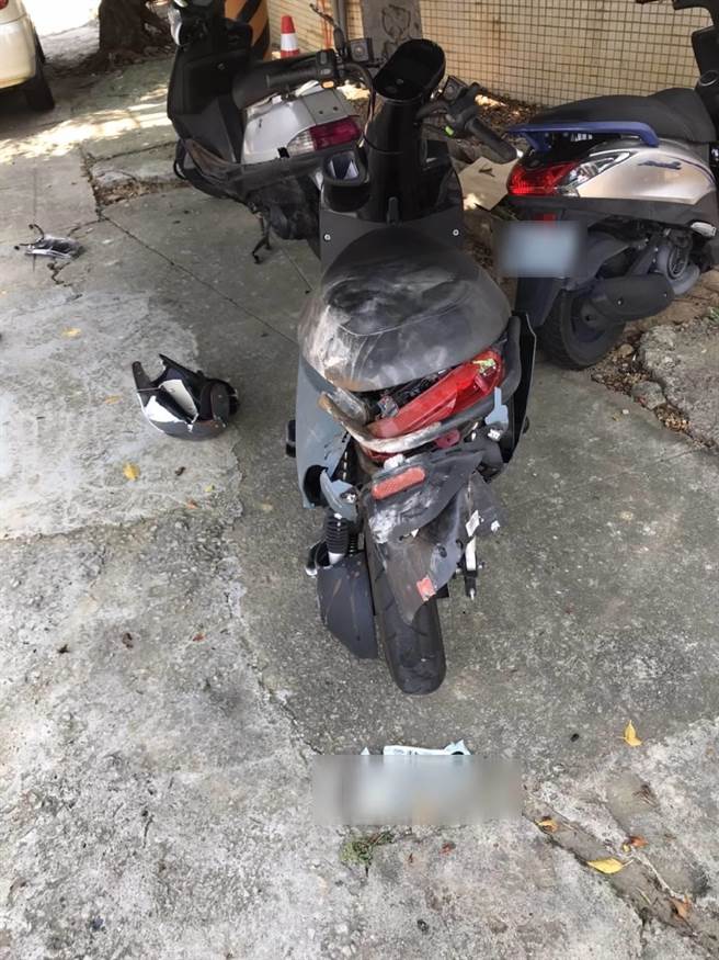  台中市工业区中午发生惊悚死亡车祸，一辆营业用大货车疑似因视线死角、驾驶未注意，右转时直接辗毙一名机车女骑士。（警方提供／谢琼云台中传真）