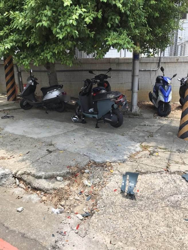  台中市工业区中午发生惊悚死亡车祸，一辆营业用大货车疑似因视线死角、驾驶未注意，右转时直接辗毙一名机车女骑士。（警方提供／谢琼云台中传真）