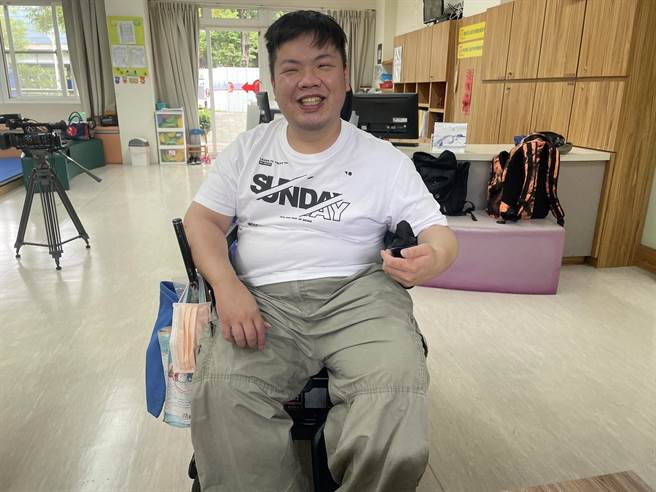 伊甸基金会凤山早疗的第一届学生陈冠华以校友身分到毕业典礼会场，鼓励学弟妹不放弃。（伊甸基金会提供／林瑞益高雄传真）