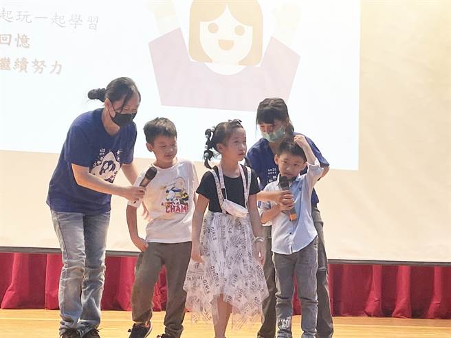 伊甸基金会26日在高雄市妇幼青少年活动中心为慢飞天使举办毕业典礼，家长与孩子互动。（伊甸基金会提供／林瑞益高雄传真）