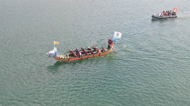 2022「黑水騰龍，勇渡西瀛」海域龍舟運動今一早6點從布袋第3漁港出發，預計要花8小時，划龍舟長征台灣海峽56公里到澎湖縣龍門港。（呂竑毅提供∕呂妍庭嘉義傳真）