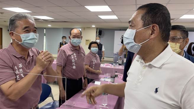 侯友宜到場後，先與在場里長問候、寒暄。（呂健豪攝）
