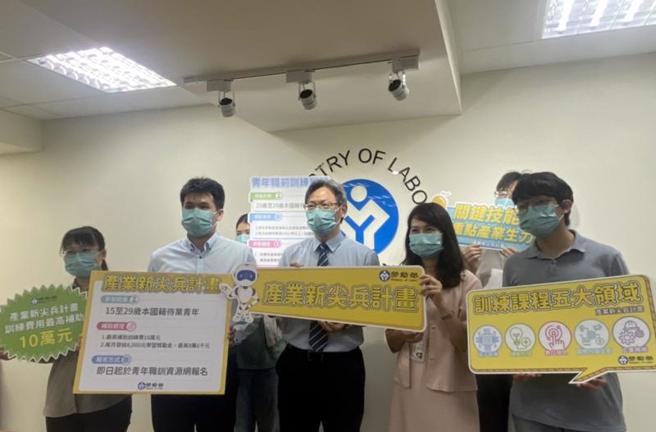 勞動部產業新尖兵計畫與頂大合作開班，國立陽明交通大學2021年首度加入培訓半導體人才，至今已培訓逾350人，其中有7、8成順利進入相關產業工作。（圖/ 中央社）