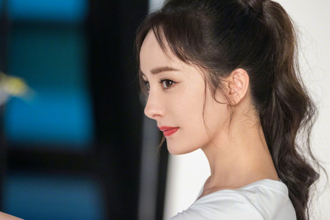 杨幂绑高马尾，看起来青春洋溢。（图／微博@嘉行杨幂工作室）