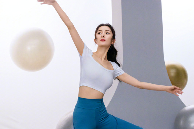 杨幂身材纤细但又有胸。（图／微博@嘉行杨幂工作室）