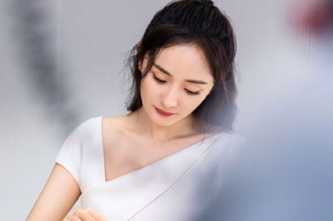 杨幂眼睛看不出伤痕。（图／微博@嘉行杨幂工作室）