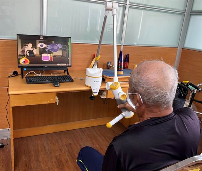 结合电脑游戏的復健设备，提升復建效率与乐趣。（南投医院提供／廖志晃南投传真）