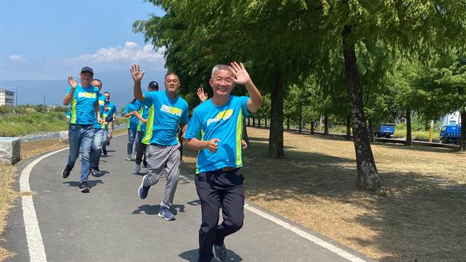 宜兰县三星乡长李志镛表示，此赛事串连乡内知名景点，让跑者体验特色美食卜肉、三星葱卷等及人文风情。（吴佩蓉摄）