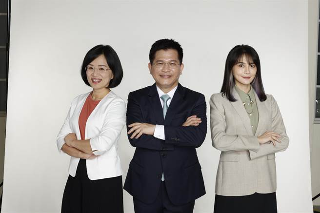 民进党新北市长参选人林佳龙(图中)今日下午和新北市议员参选人共同拍摄竞选定装照，而立法委员苏巧慧(图左)、赖品妤(图右)也特别到现场探班加油。(林佳龙竞团队提供)