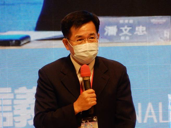 教育部長潘文忠今天表示，8月30日開學後，不會要求學生一定要打幾劑疫苗才可進校上學。（林志成攝）