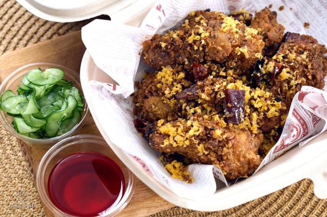 （台南晶英酒店推出「台南炸鸡节x 微醺Barty」专属限定菜色避风塘炸鸡及鲔鱼海底鸡。图／台南市关旅局提供）