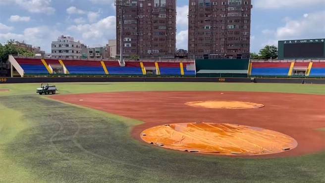 嘉义市立棒场每天保养。（嘉义市政府提供／廖素慧嘉市传真）