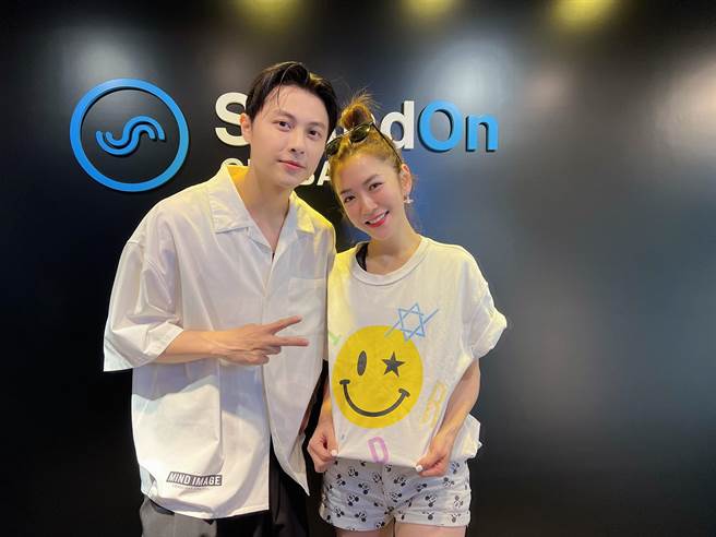 王子邱胜翊（左）与杨千霈交情匪浅。（《9馆不打Yang》提供）