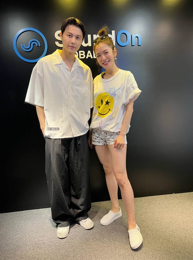 王子邱胜翊（左）与杨千霈因「老鼠」熟识。（《9馆不打Yang》提供）