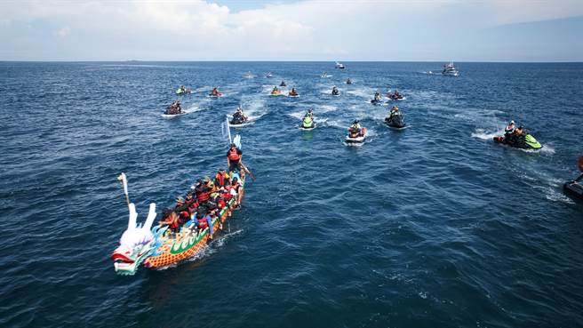 由嘉義縣體育會水中運動委員會召集組成的輕艇龍舟隊，創下400年來第一次橫跨台澎黑水溝的創舉，他們分3支隊伍輪流划槳，成功抵達湖西龍門港。（郭偉民提供）