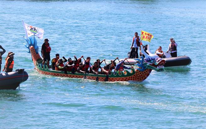 從布袋到龍門港的距離大約56公里，龍舟隊花費9個半小時抵達澎湖龍門港。（張茂雄攝）