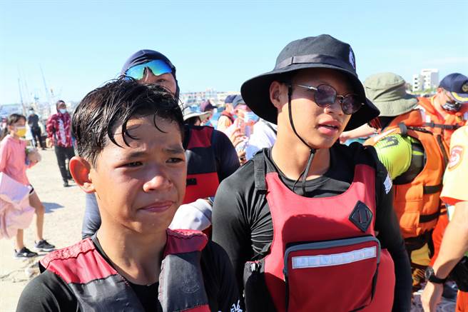 民雄國中輕艇龍舟隊小選手抵達湖西龍門港開心的說，看到澎湖陸地的那一刻，所有辛苦都值得了。（張茂雄攝）