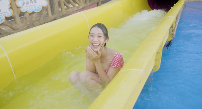 劍湖山世界分享江江離開滑水道時的畫面，證明設施不會造成性別轉換。（翻攝自劍湖山世界臉書）