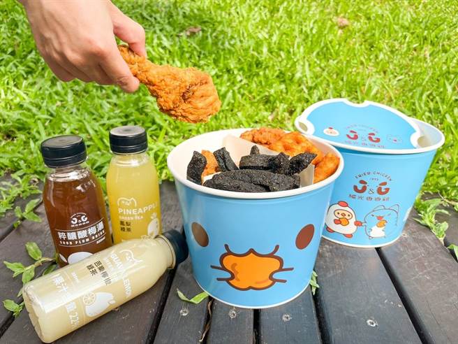 继光香香鸡与手摇饮Tplus茶加合作，推出消暑解腻的水果系列饮品。（继光香香鸡提供）