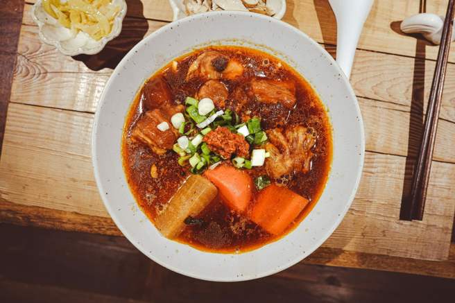 门前隐味採预约制，有「全台最难订牛肉麵」称号。（图／翻摄门前隐味牛肉麵脸书）