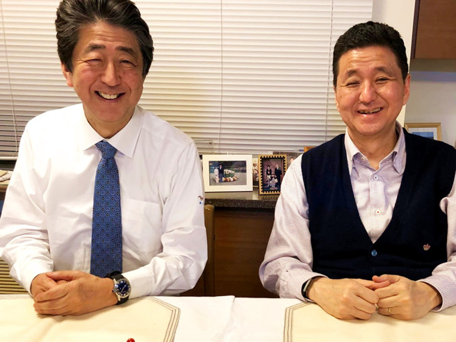 (左)日本已故前首相安倍晋三和(右)亲弟弟岸信夫。（图／撷取自岸信夫官方脸书）