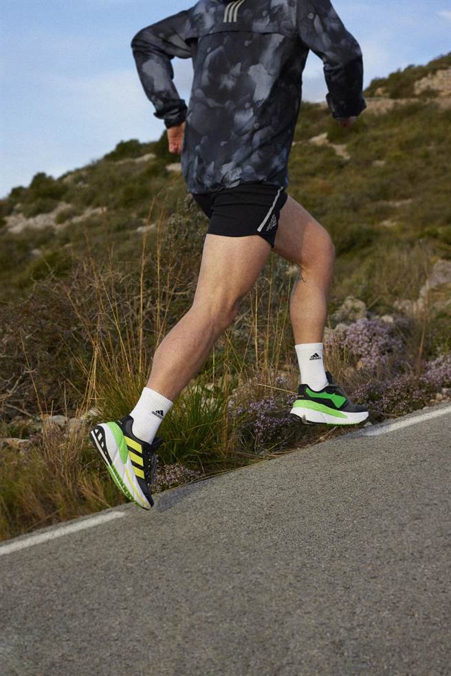 Adistar CS主打步伐更稳定，并提供跑步时后跟落地的稳定与保护力。（adidas提供）