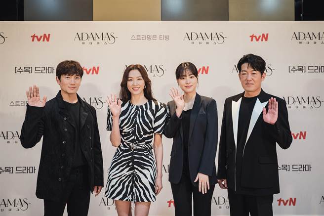 池城（左起）、徐智慧、李秀庆、许城泰出席《猎钻缉凶》记者会。（Disney＋提供）