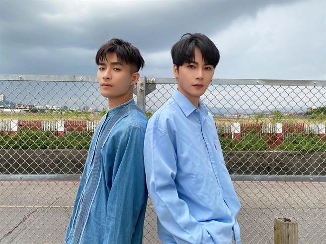 古曜威（右）日前拍摄新歌MV，邀来同志天菜刺刺合作演出。（单纯梦想文创事业、华纳音乐提供）