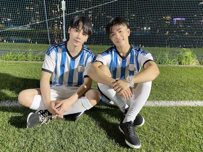 古曜威邀来同志天菜刺刺合作演出。（单纯梦想文创事业、华纳音乐提供）