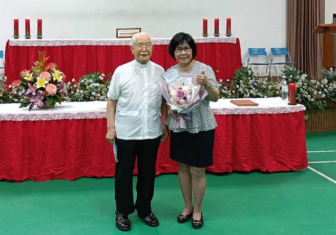 桃园天主教振声高级中学董事长、主教刘献堂（左）、新任校长彭湘玲（。（桃园天主教振声高级中学提供）