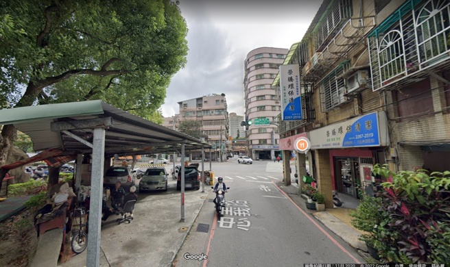 透过google地图搜寻可发现，男子拍摄的地点旁边正好是公园，其树木与铁皮建筑物形成的阴影，刚好无法覆盖机车停等格。（翻摄自脸书爆废公社）