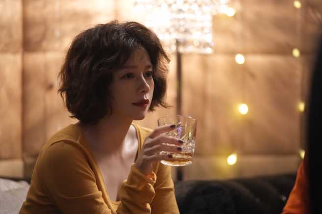 徐若瑄在片中经歷过婚姻，早已不再期待真爱来临。（甲上提供）