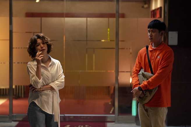 片中温柔姊姊徐若瑄（左）遇上呆萌弟弟柯震东，两人关系暧昧。（甲上提供）