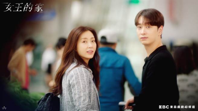 黄灿盛（右）首次与宋玧妸合作讚她很会照顾人。（东森提供）