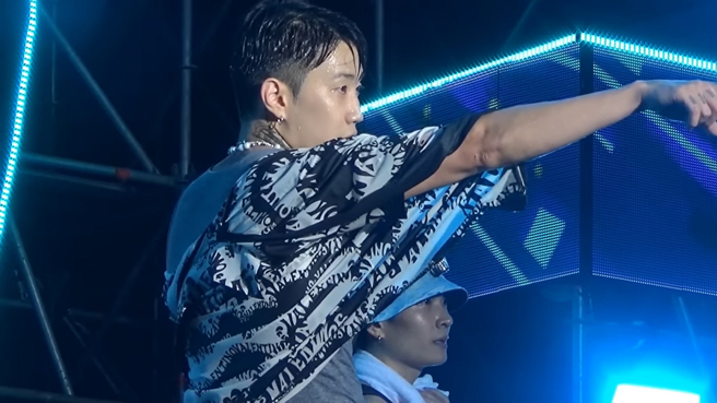 朴载范表演一半时注意到台下有状况。(图/ 摘自YouTube影片@syaaa)