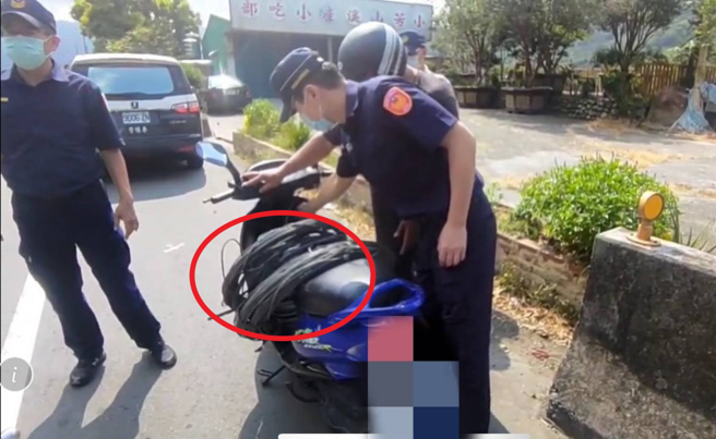趁万安演习「警察忙」？ 嚣张贼机车载走7大捆铁线，遭警拦查GG了。(埔里警分局提供)