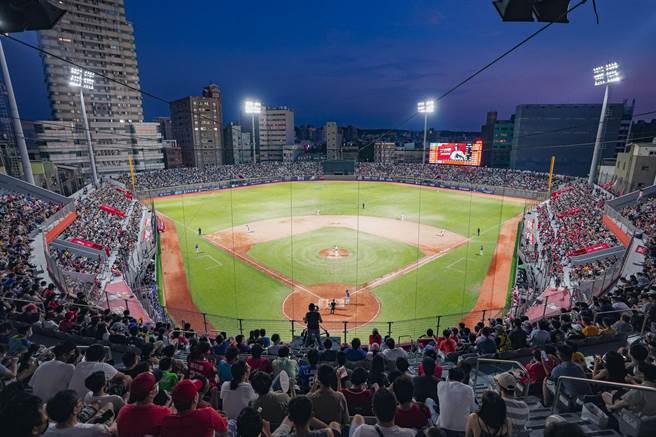 前新竹市長、民進黨桃園市長參選人林智堅晚間發文表示，願意承擔林哲瑄的醫療費用。（圖取自林智堅臉書／陳夢茹桃園傳真）