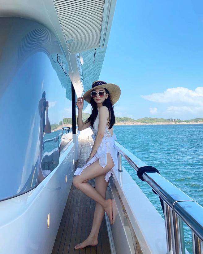 沒帶孩子時的方媛，就會恢復往常時尚形象。(圖/方媛 IG)