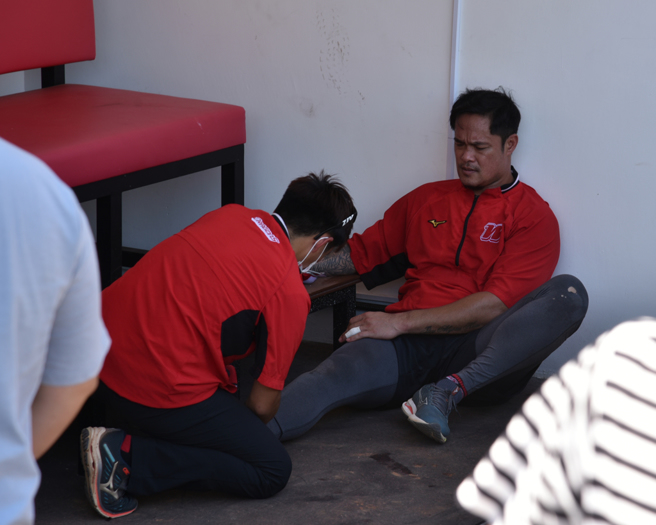 味全龙林智胜赛前下楼梯时不慎跌倒，成为新竹棒球场设计施工不良的苦主之一。（资料照／毛琬婷摄）