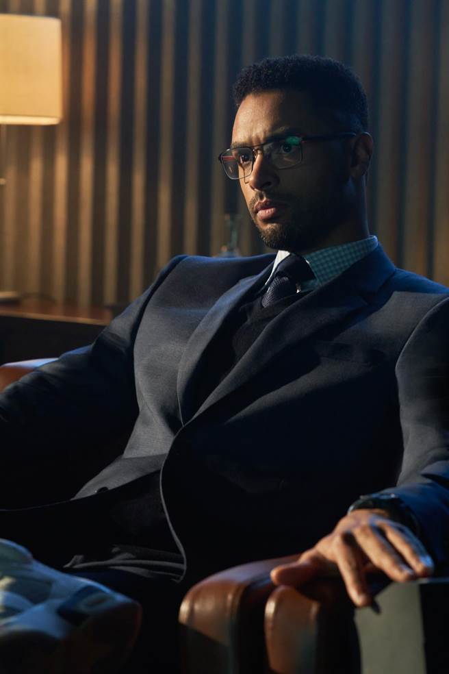 雷吉尚佩吉这次在《灰影人》中包紧紧。（Netflix提供）