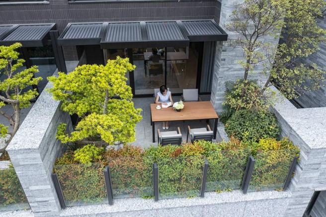 （久樘开发在12期打造逐层退缩、绿覆率高的电梯豪墅「久樘柏登庄园」抢市！图／业者提供）