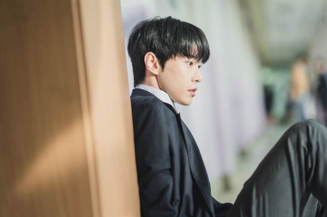 道英在《致不爱我的X》饰演的郑时浩在高中时曾遭遇校园霸凌。（MyVideo提供）